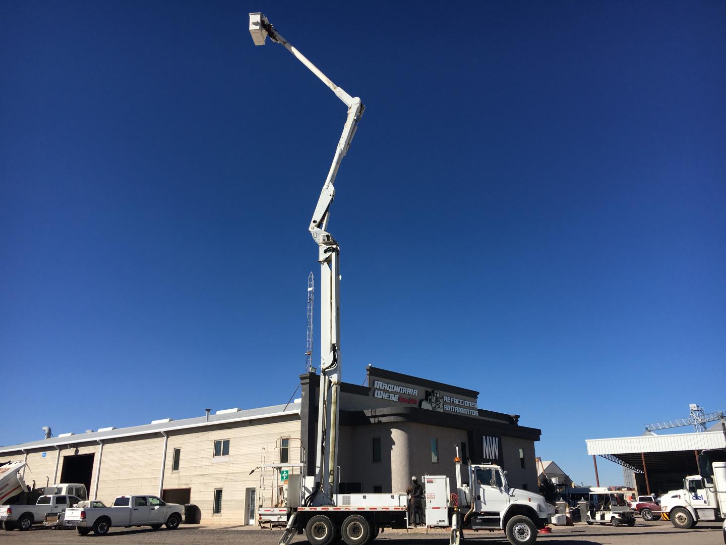 CAMION CON CANASTILLA ALTEC  AM855-F88